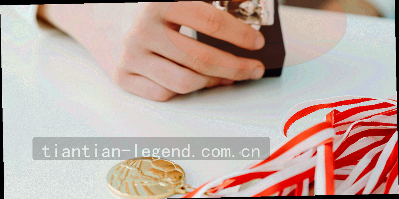 环形与线性时间刻度组合示意图，荧光橙标记每日 18 点刷新位置